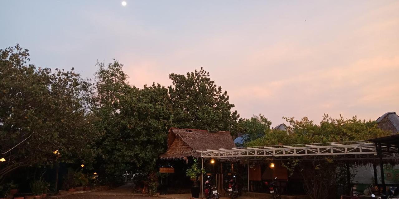 Banyan Tree Hostel Kampot Exterior foto